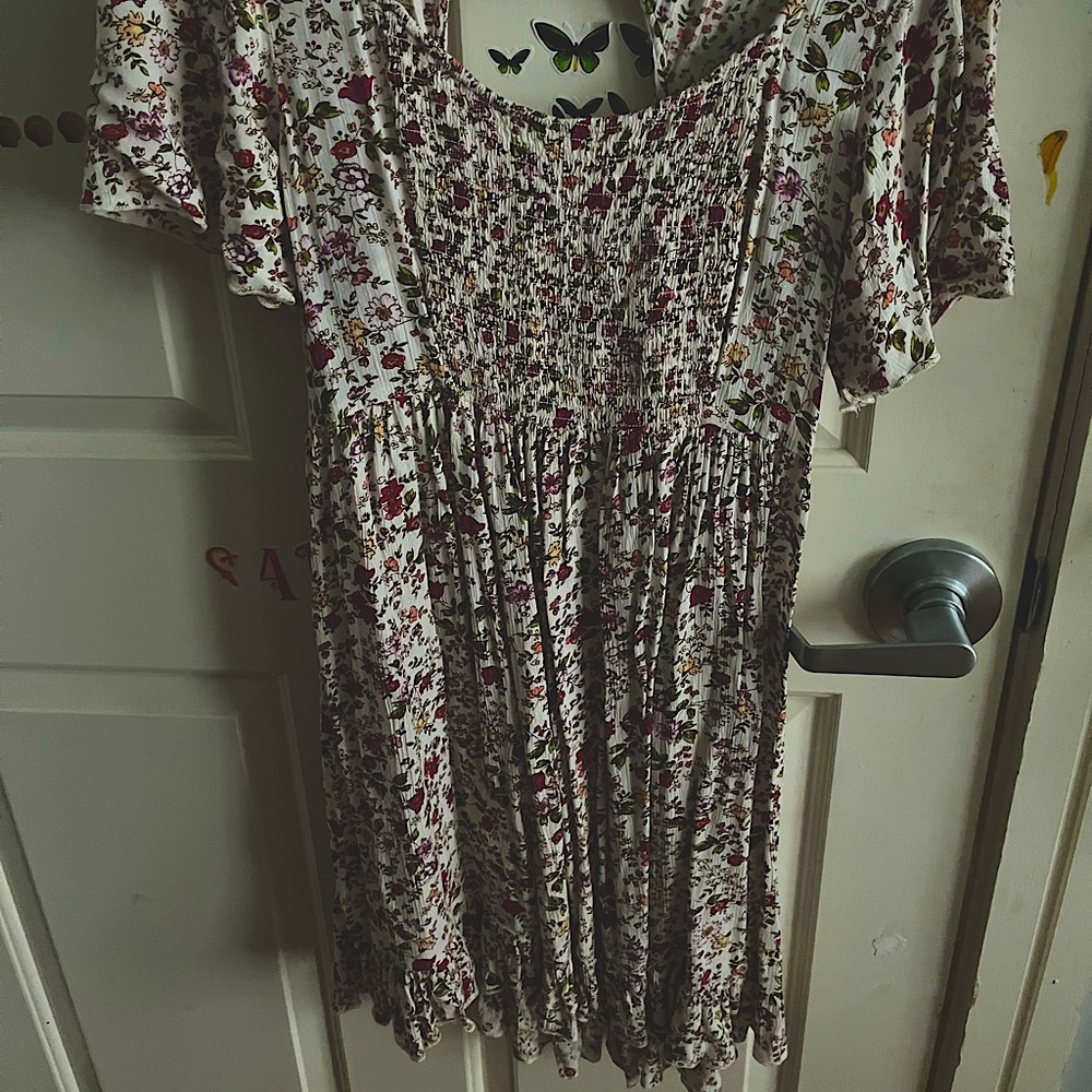 Size M flowy dress. Never worn. Very beautiful and comfy!